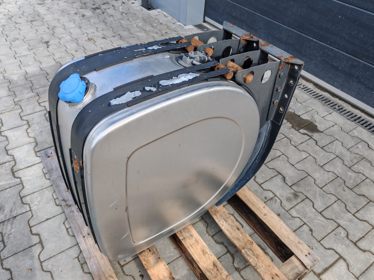 VOLVO RENAULT / COMPLETE ADBLUE TANK / 21065425 - Бак для AdBlue: фото 4 VOLVO RENAULT / COMPLETE ADBLUE TANK / 21065425 - Бак для AdBlue: фото 4