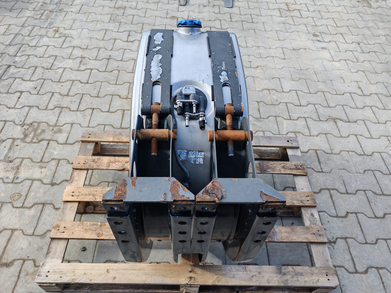 VOLVO RENAULT / COMPLETE ADBLUE TANK / 21065425 - Бак для AdBlue: фото 5 VOLVO RENAULT / COMPLETE ADBLUE TANK / 21065425 - Бак для AdBlue: фото 5