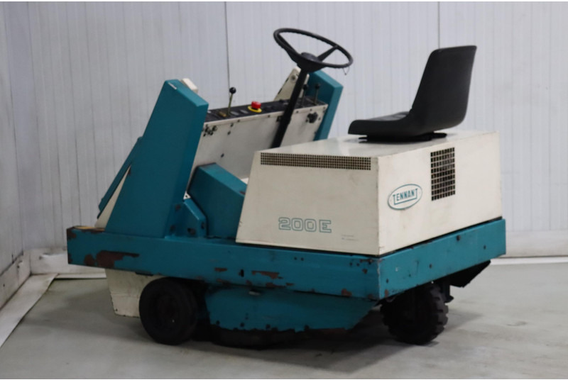 TENNANT 200E - Промышленная подметальная машина: фото 4 TENNANT 200E - Промышленная подметальная машина: фото 4