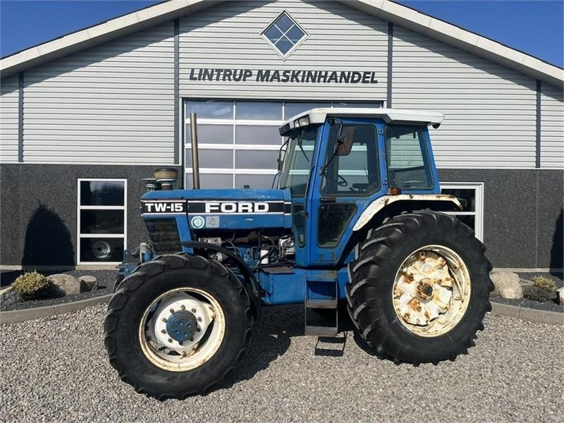 Ford TW 15 F II med HEVA opklappelig frontlift - Трактор: фото 1 Ford TW 15 F II med HEVA opklappelig frontlift - Трактор: фото 1
