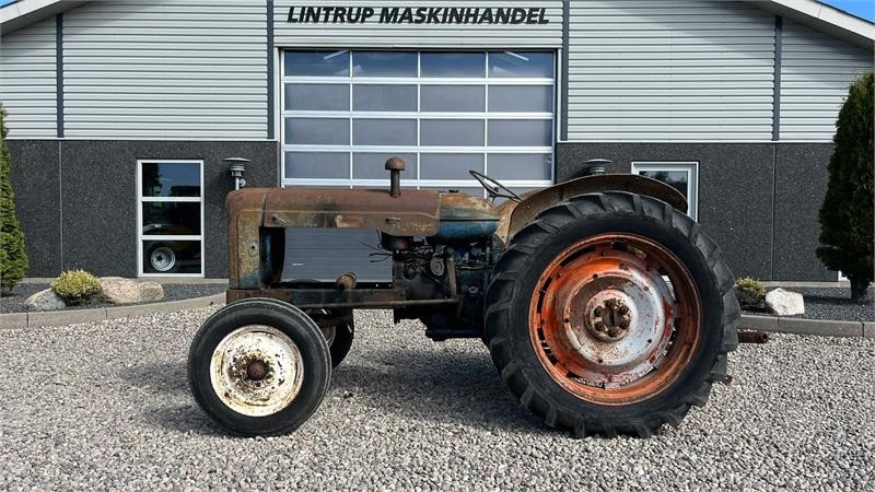 Fordson Major Motoren mangler, men mange god dele. - Трактор: фото 1 Fordson Major Motoren mangler, men mange god dele. - Трактор: фото 1
