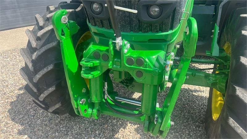 John Deere 6135R Krybegear, frontlift, TLS Affjedret foraksel - Трактор: фото 4 John Deere 6135R Krybegear, frontlift, TLS Affjedret foraksel - Трактор: фото 4