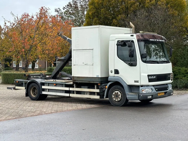 DAF LF 45 180!! HAAKARM/CONTAINER!!MOBILE WORKSHOP!! - Крюковой мультилифт: фото 1 DAF LF 45 180!! HAAKARM/CONTAINER!!MOBILE WORKSHOP!! - Крюковой мультилифт: фото 1