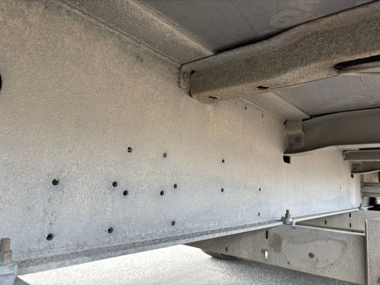 Тентованный полуприцеп SCHMITZ SCS 24/L: фото 8 Тентованный полуприцеп SCHMITZ SCS 24/L: фото 8