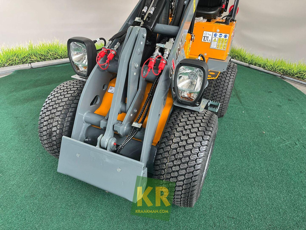 G1200 Giant - Компактный фронтальный погрузчик: фото 3 G1200 Giant - Компактный фронтальный погрузчик: фото 3