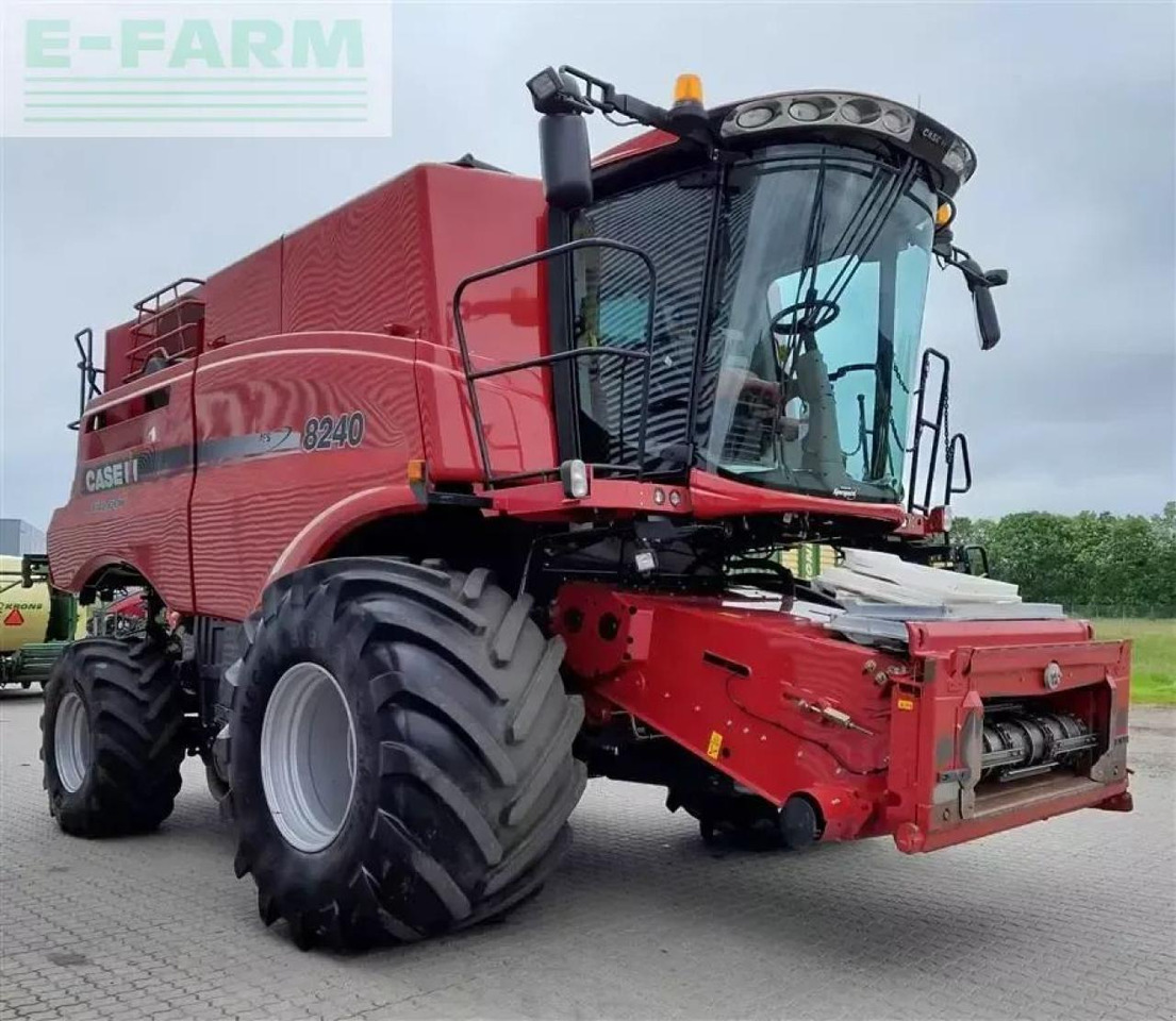 Case-IH axial flow 8240 med 30 fods vario skærebord - Зерноуборочный комбайн: фото 4 Case-IH axial flow 8240 med 30 fods vario skærebord - Зерноуборочный комбайн: фото 4