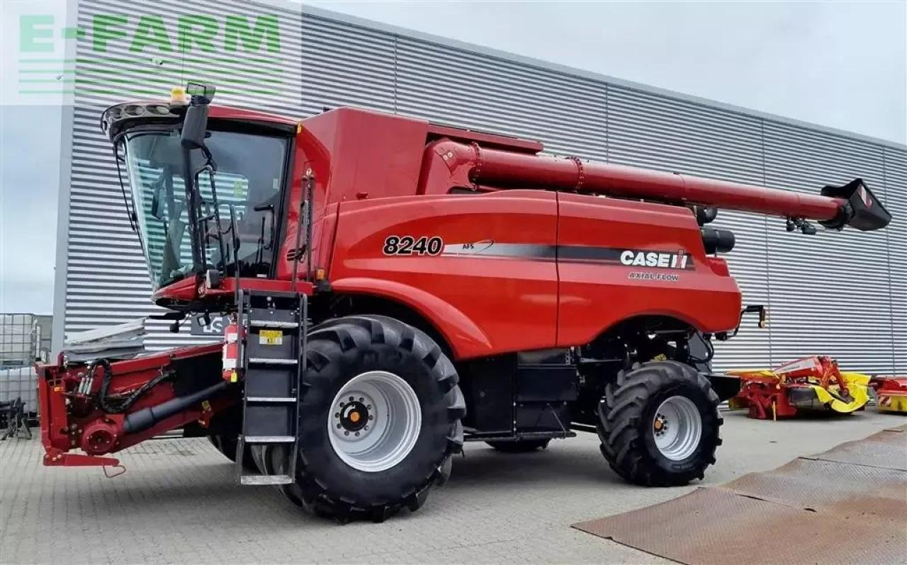Case-IH axial flow 8240 med 30 fods vario skærebord - Зерноуборочный комбайн: фото 2 Case-IH axial flow 8240 med 30 fods vario skærebord - Зерноуборочный комбайн: фото 2