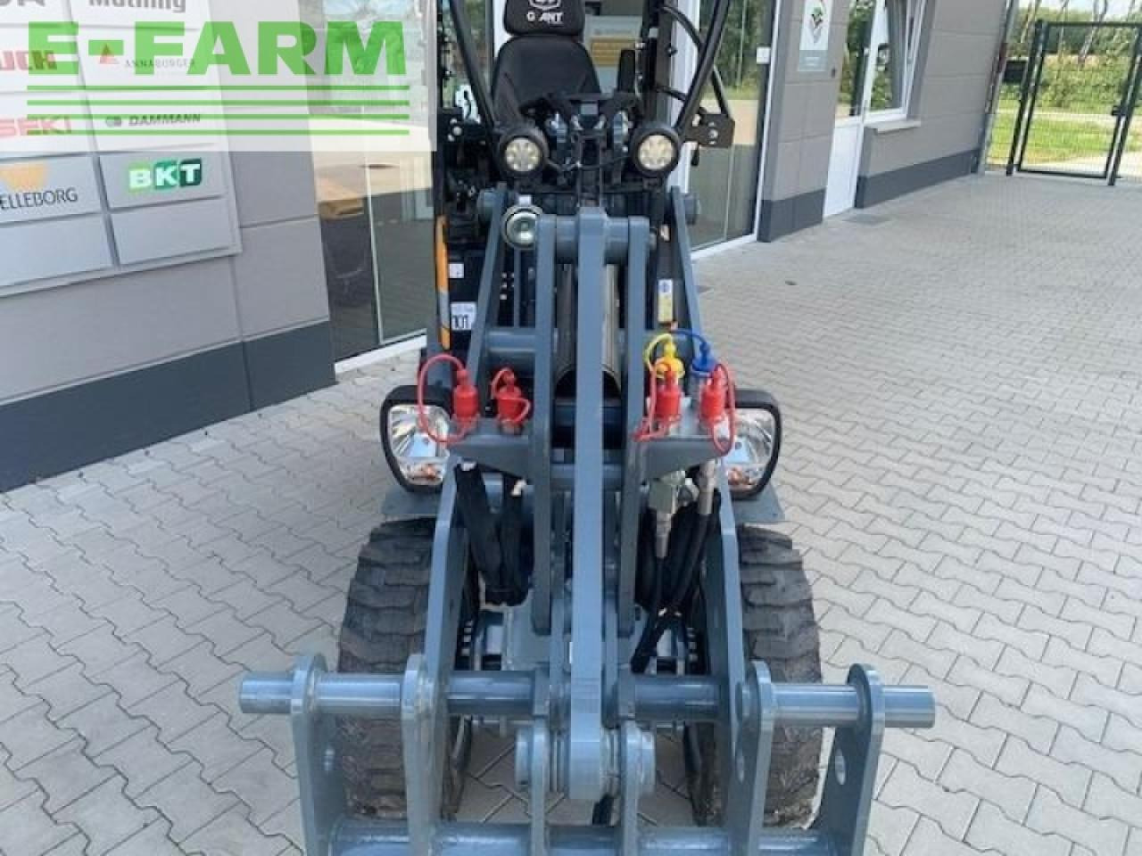 Giant g1500 - Компактный фронтальный погрузчик: фото 4 Giant g1500 - Компактный фронтальный погрузчик: фото 4