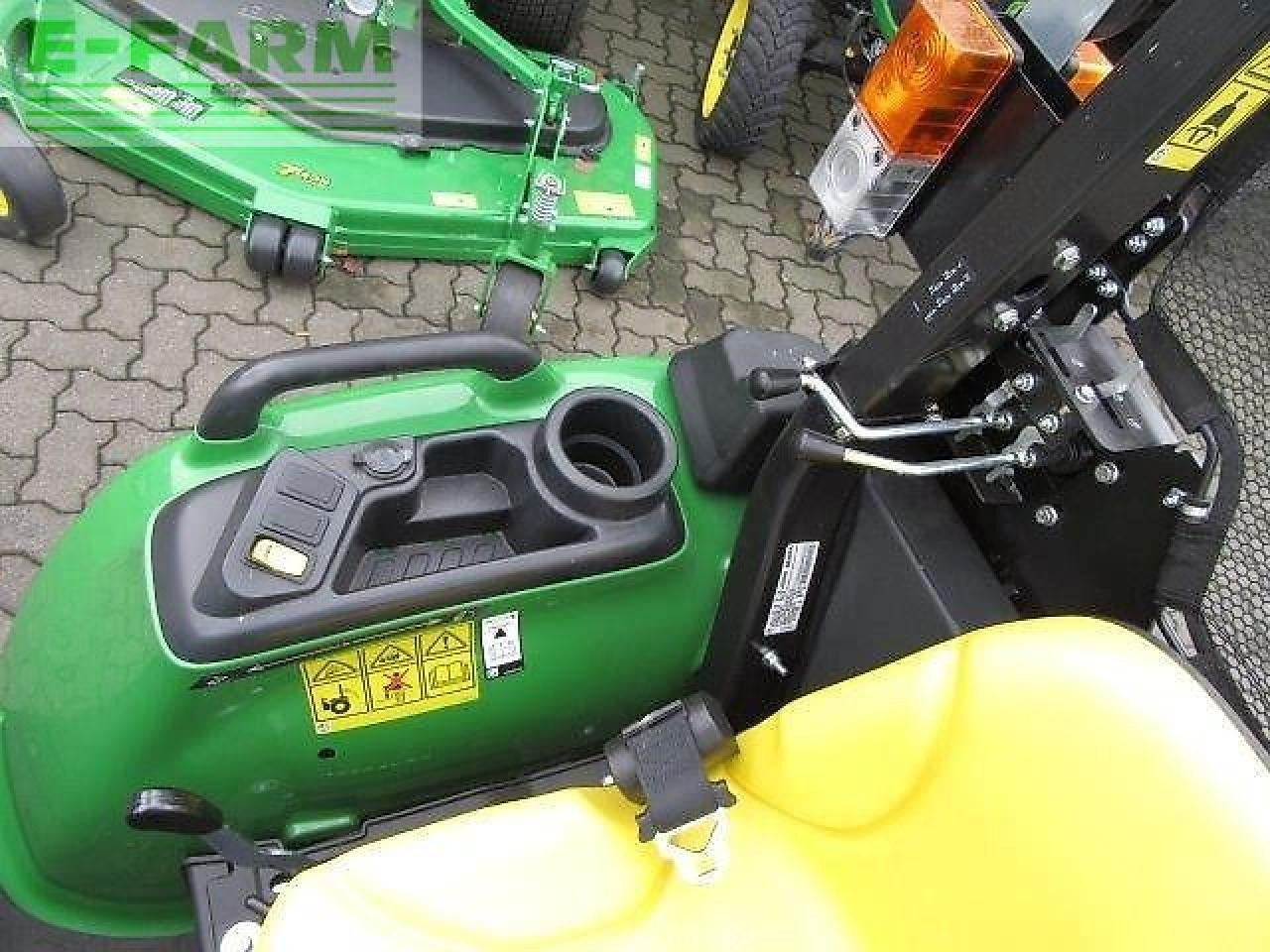 John Deere 3038e 300e - Трактор: фото 3 John Deere 3038e 300e - Трактор: фото 3
