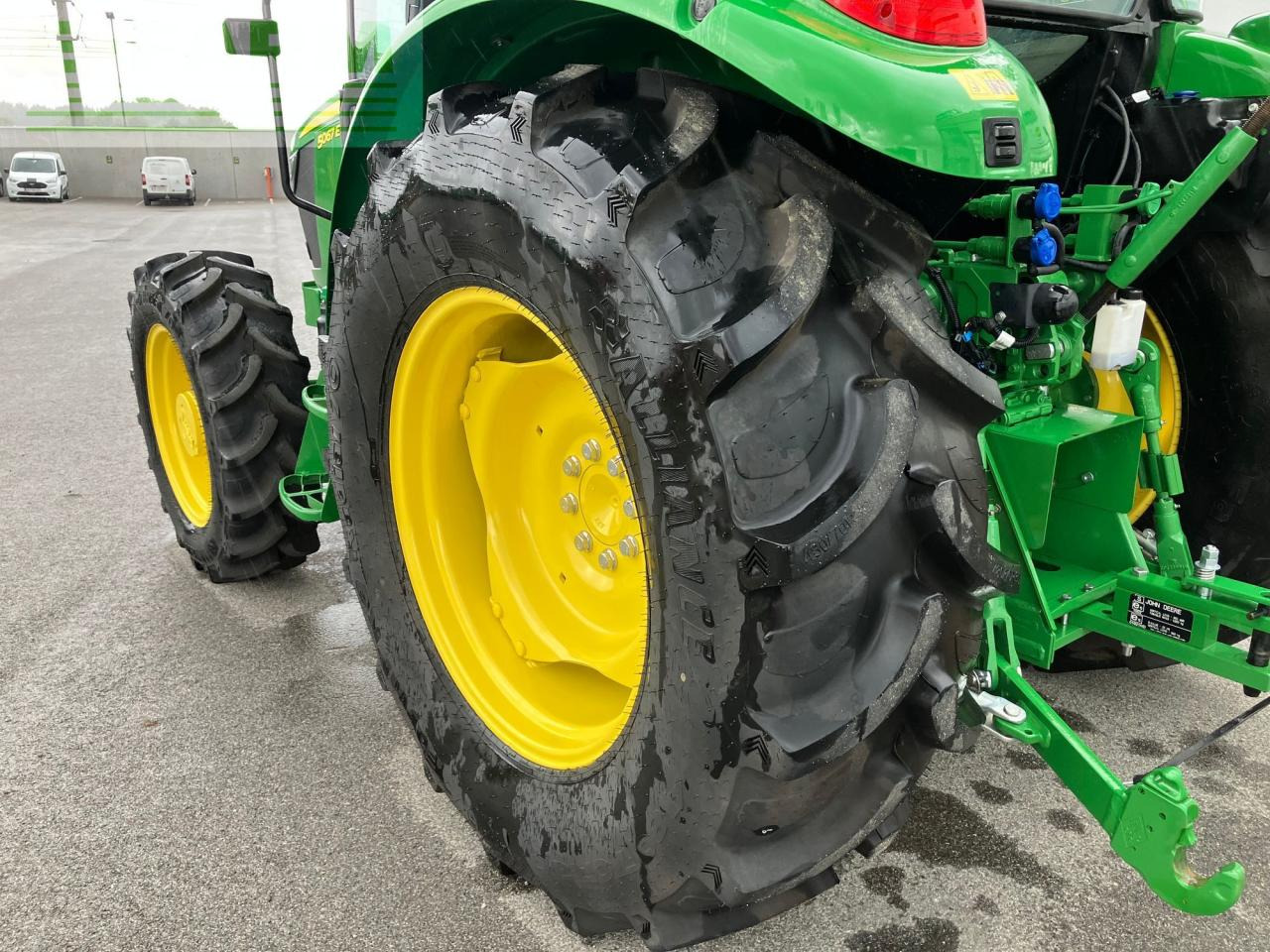 Трактор John Deere 5067E: фото 39