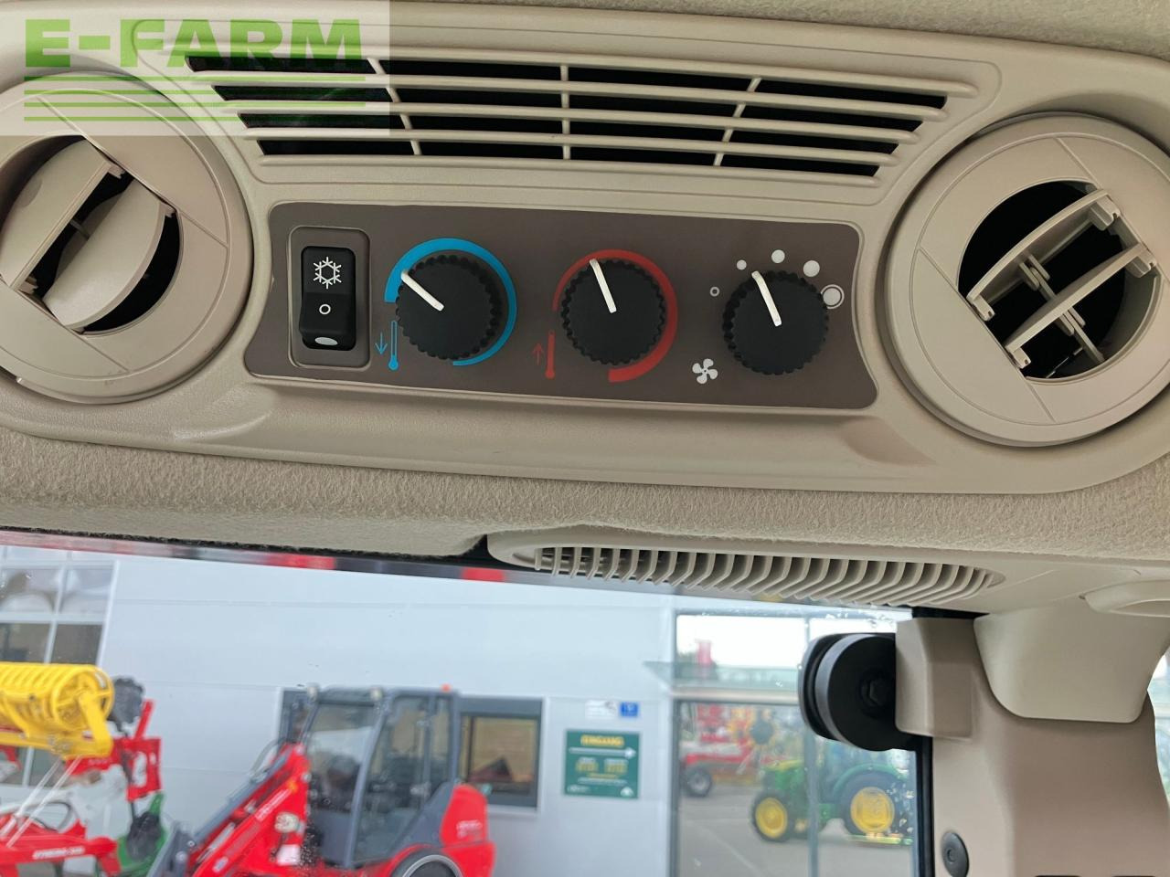 Трактор John Deere 5067E: фото 18