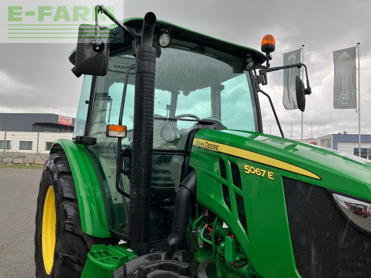 Трактор John Deere 5067E: фото 32
