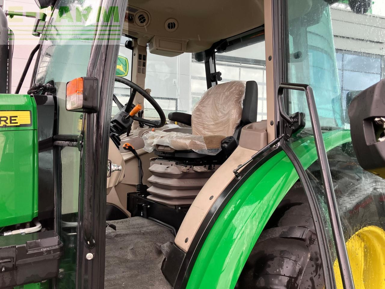 Трактор John Deere 5067E: фото 40