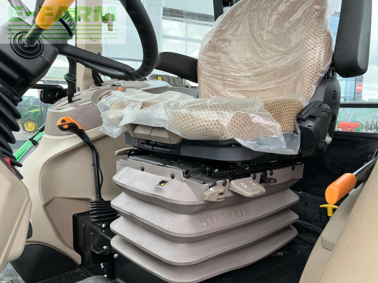 Трактор John Deere 5067E: фото 19