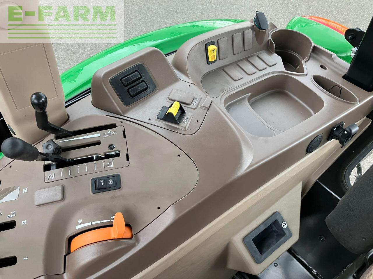 Трактор John Deere 5067E: фото 37