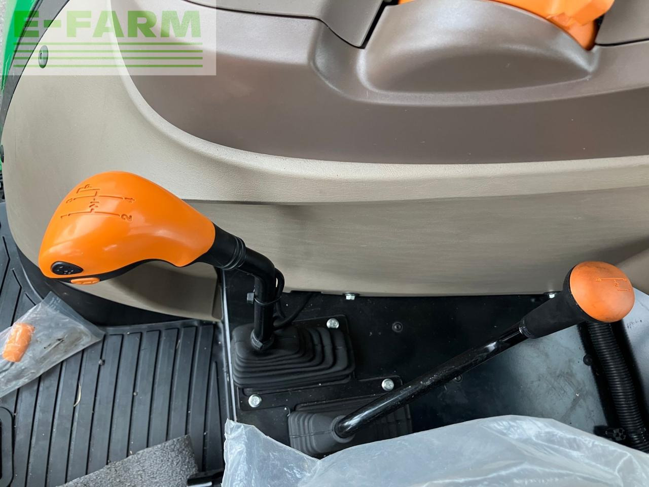 Трактор John Deere 5067E: фото 31