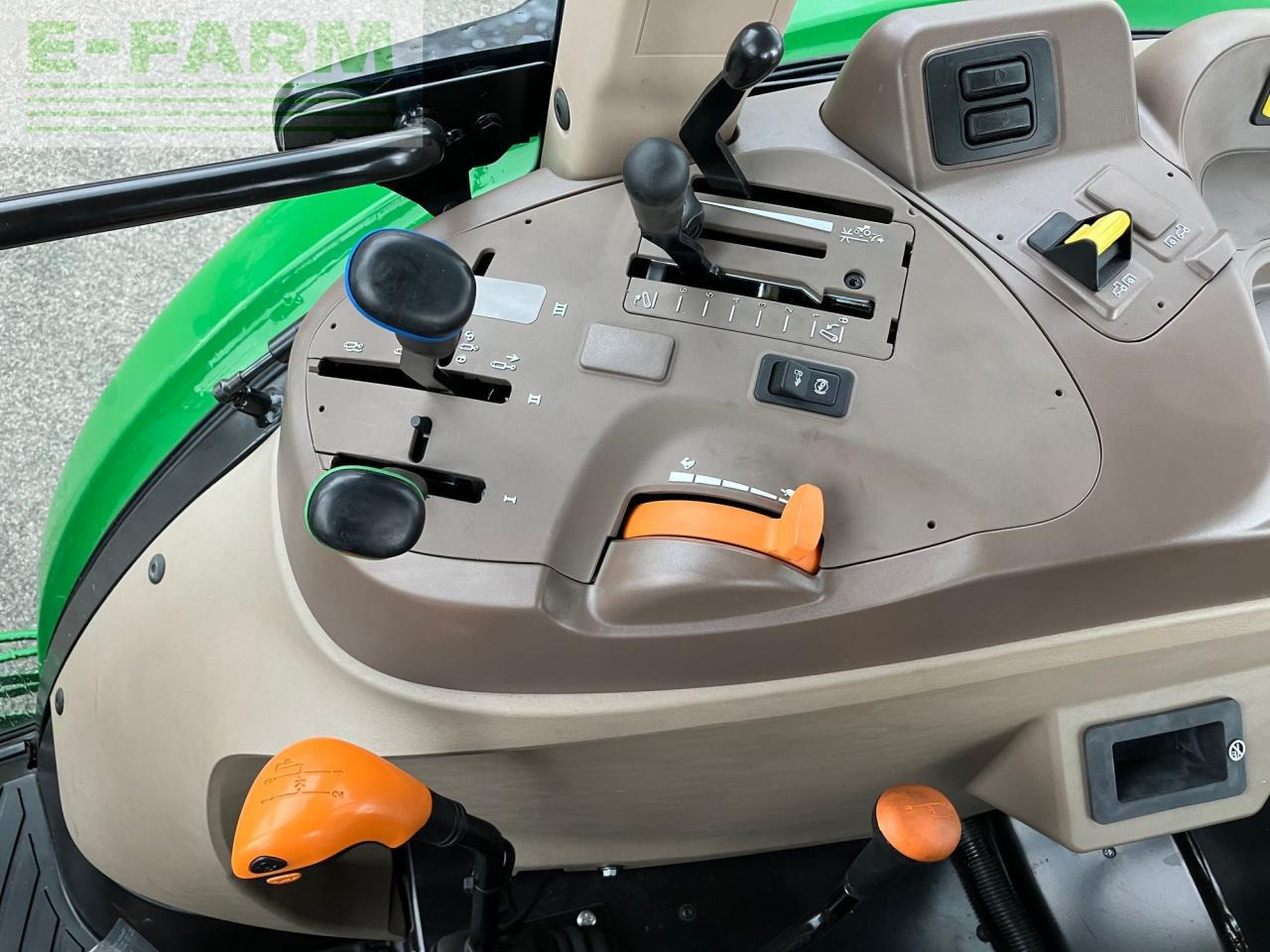 Трактор John Deere 5067E: фото 9