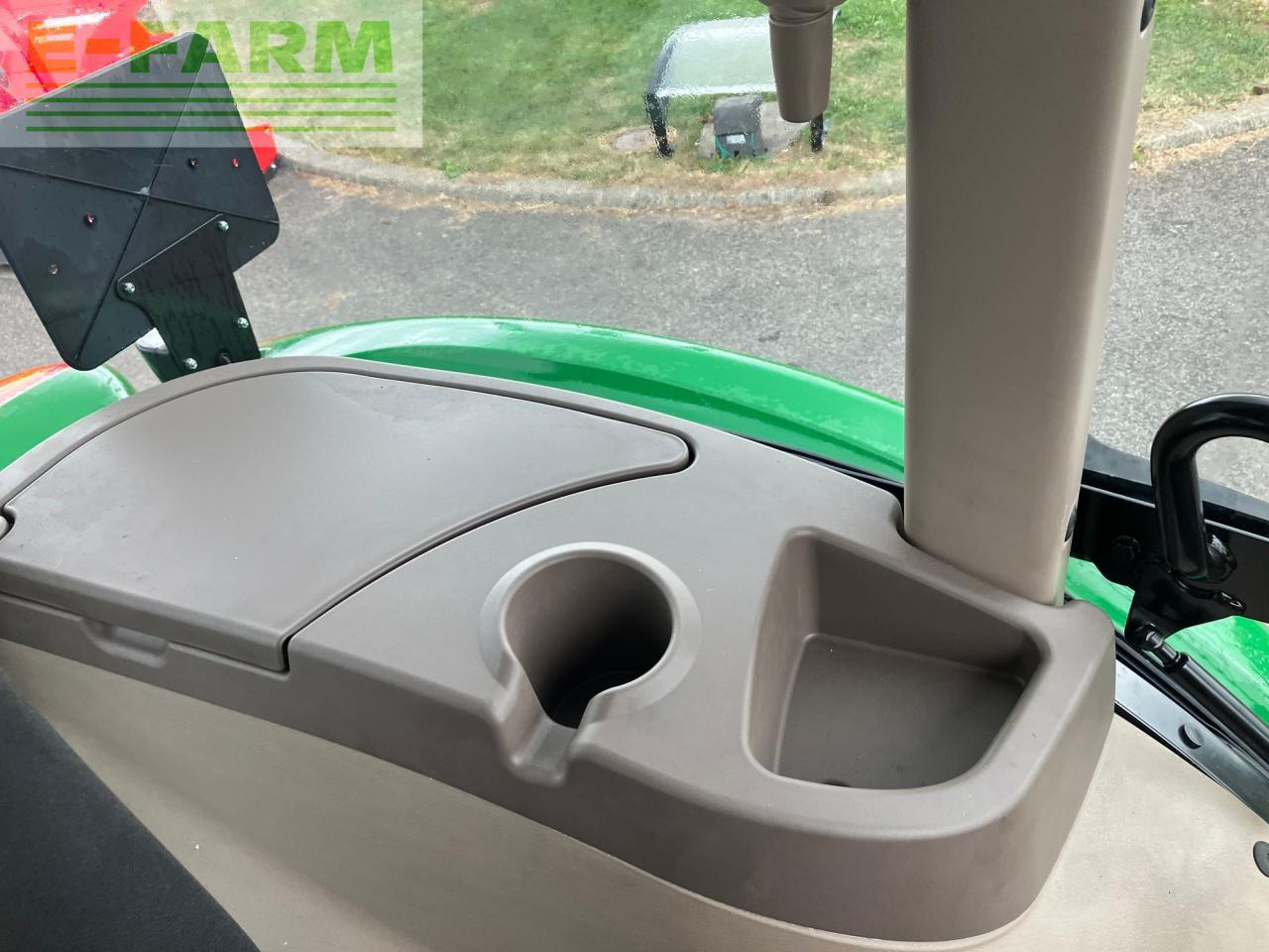 Трактор John Deere 5067E: фото 11