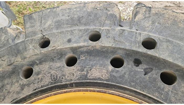 Big Vollgummi Räder 20,5 x 25 mit Volvo Felgen - Шина: фото 5 Big Vollgummi Räder 20,5 x 25 mit Volvo Felgen - Шина: фото 5