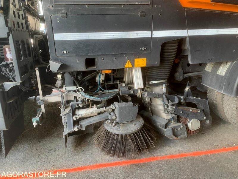BALAYEUSE COMPOSÉE D'UN PORTEUR MERCEDES ET D'UN SYSTÈME DE BALAYAGE SCHMIDT - Подметально-уборочная машина: фото 3 BALAYEUSE COMPOSÉE D'UN PORTEUR MERCEDES ET D'UN SYSTÈME DE BALAYAGE SCHMIDT - Подметально-уборочная машина: фото 3