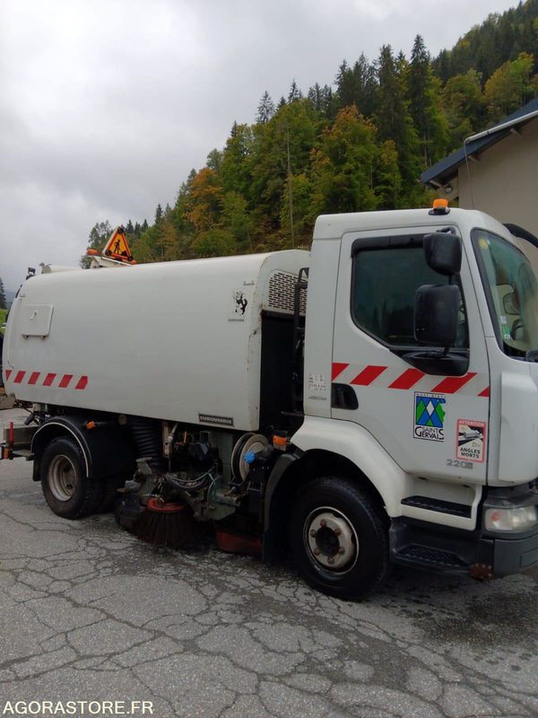 BALAYEUSE de Voiries- RENAULT MIDLUM 220 DXI avec aspiratrice EUROVOIRIE - Подметально-уборочная машина: фото 4 BALAYEUSE de Voiries- RENAULT MIDLUM 220 DXI avec aspiratrice EUROVOIRIE - Подметально-уборочная машина: фото 4