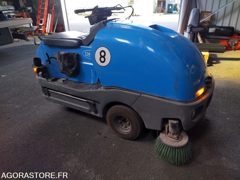 Balayeuse aspiratrice de trottoirs TENNANT LITTER HAWK 4100 - Подметально-уборочная машина: фото 1 Balayeuse aspiratrice de trottoirs TENNANT LITTER HAWK 4100 - Подметально-уборочная машина: фото 1