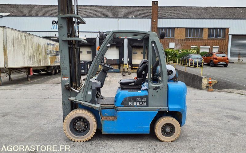 Chariot élévateur frontal GAZ Nissan 2827 heures Triplex UD02A25PQ - 3F550 - Вилочный погрузчик: фото 1 Chariot élévateur frontal GAZ Nissan 2827 heures Triplex UD02A25PQ - 3F550 - Вилочный погрузчик: фото 1