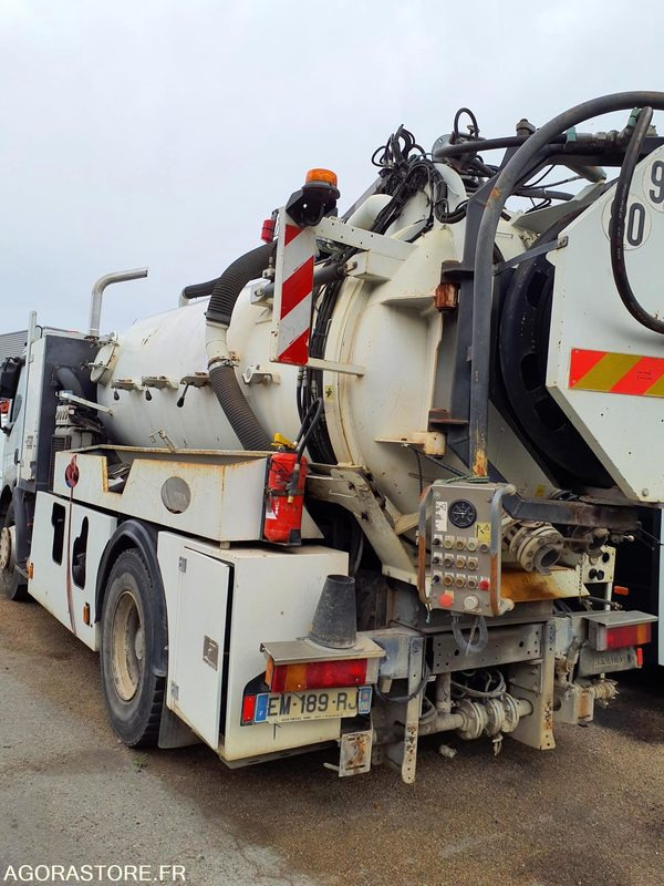 HYDROCUREUR 19T RIVARD - 2004 / 262 122 KM - Ассенизатор: фото 2 HYDROCUREUR 19T RIVARD - 2004 / 262 122 KM - Ассенизатор: фото 2