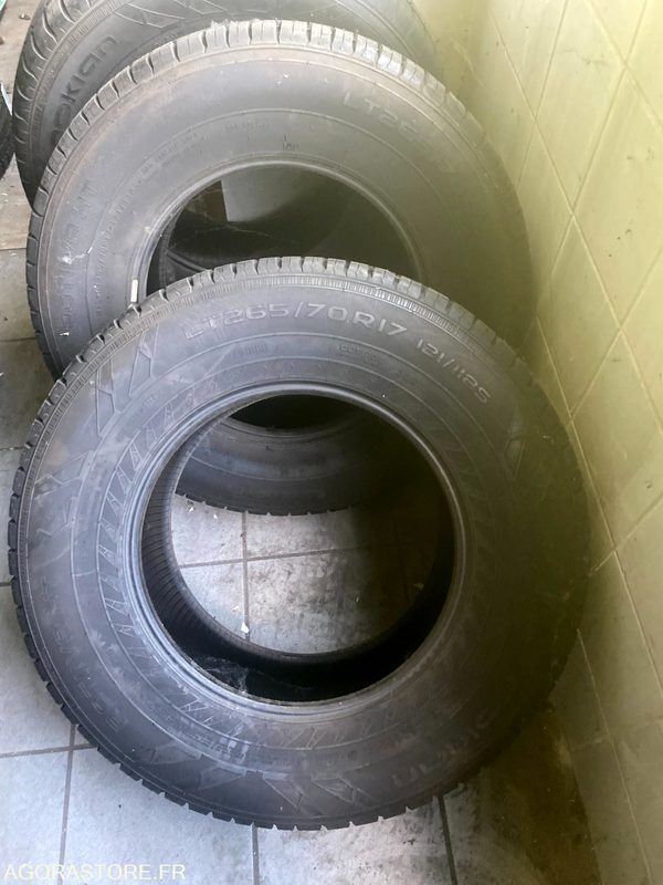 LOT DE 24 PNEUS NOKIAN ROTIIVA HT LT 265/70R17C 121/118S DOT 2016 (T429326) - Шина: фото 3 LOT DE 24 PNEUS NOKIAN ROTIIVA HT LT 265/70R17C 121/118S DOT 2016 (T429326) - Шина: фото 3