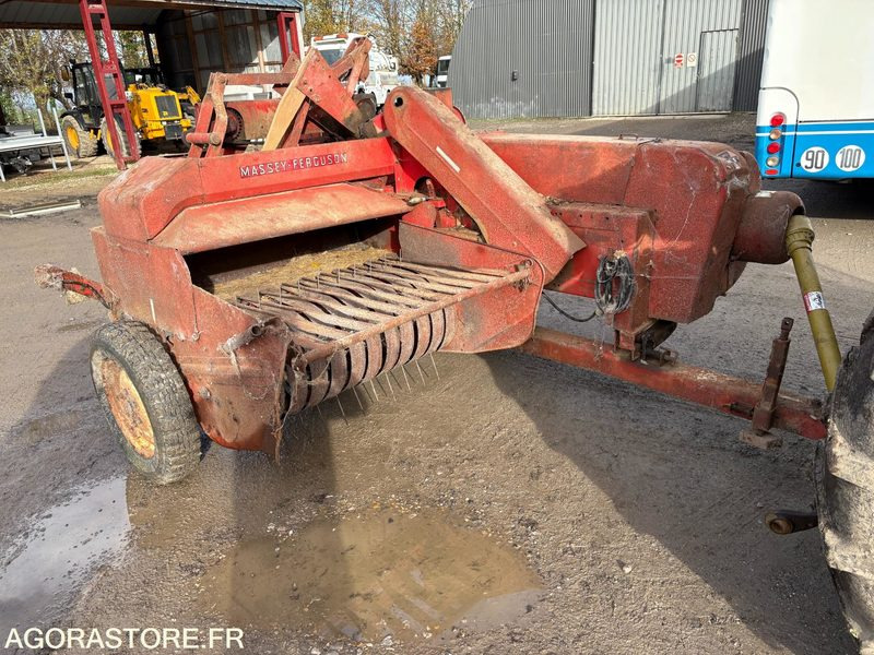 PRESSE A PETIT BALOT MASSEY FERCUSSON - Сельскохозяйственная техника: фото 1 PRESSE A PETIT BALOT MASSEY FERCUSSON - Сельскохозяйственная техника: фото 1