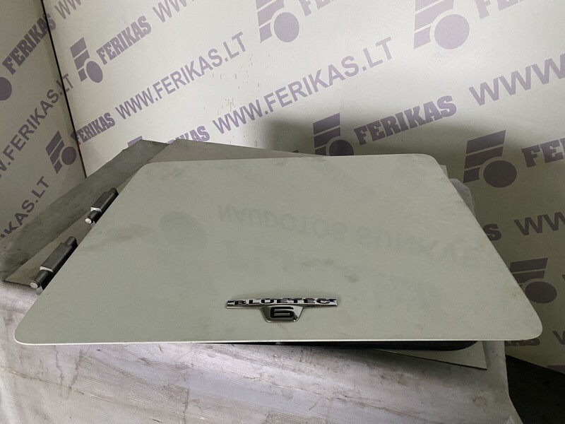 Mercedes-Benz STORAGE COMPARTMENT FLAP - Бампер для Грузовиков: фото 1 Mercedes-Benz STORAGE COMPARTMENT FLAP - Бампер для Грузовиков: фото 1