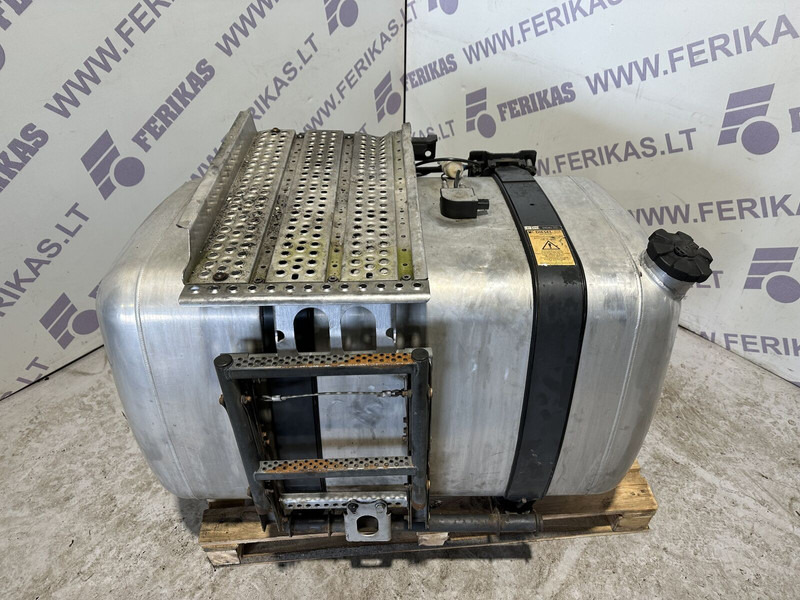 Mercedes-Benz with brackets and step - Топливный бак для Грузовиков: фото 1 Mercedes-Benz with brackets and step - Топливный бак для Грузовиков: фото 1