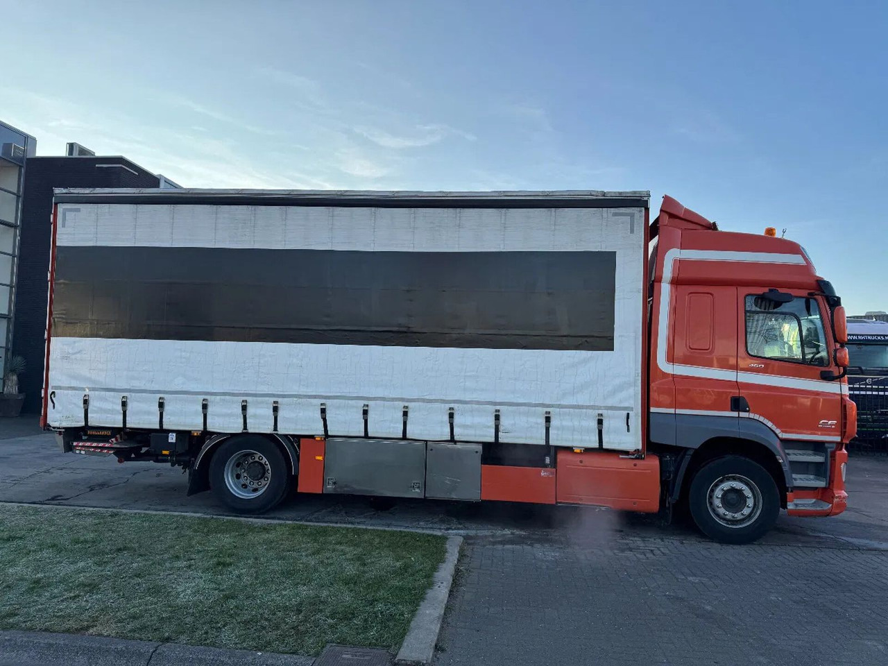 DAF CF 460 4X2 EURO 6 DHOLLANDIA LIFT 2000 KG TÜV TI DAF CF 460 4X2 EURO 6 DHOLLANDIA LIFT 2000 KG TÜV TI - Тентованный грузовик: фото 4 DAF CF 460 4X2 EURO 6 DHOLLANDIA LIFT 2000 KG TÜV TI DAF CF 460 4X2 EURO 6 DHOLLANDIA LIFT 2000 KG TÜV TI - Тентованный грузовик: фото 4