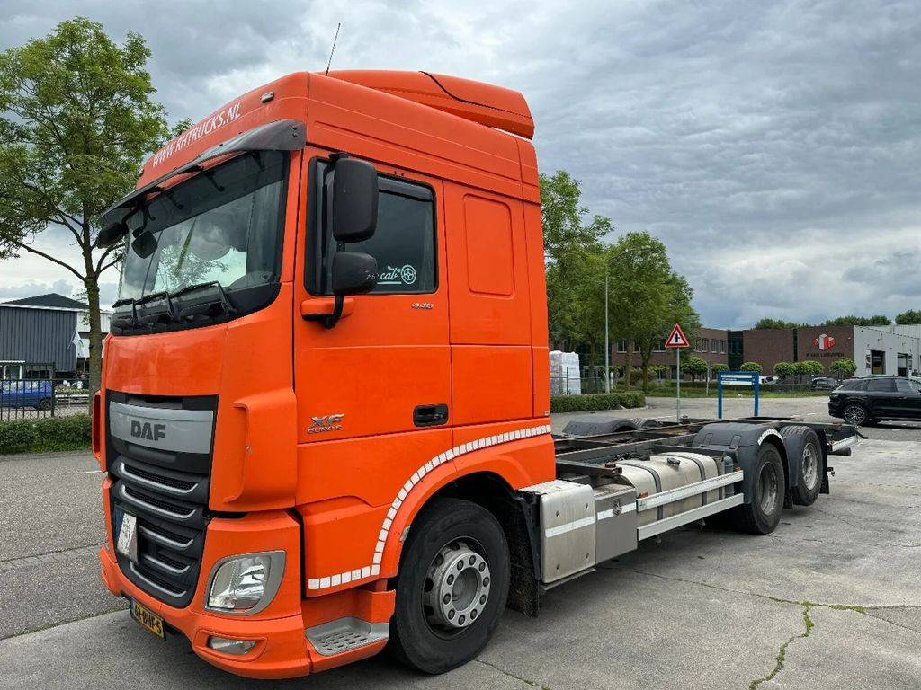 DAF XF 440 6X2 BDF EURO 6 FULL AIR - Грузовик-контейнеровоз/ Сменный кузов: фото 1 DAF XF 440 6X2 BDF EURO 6 FULL AIR - Грузовик-контейнеровоз/ Сменный кузов: фото 1