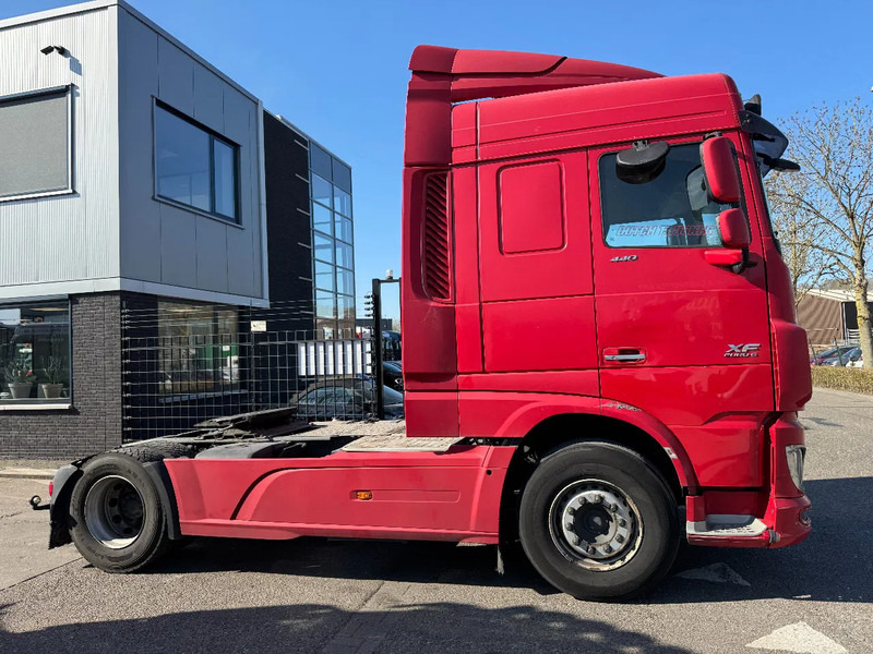 DAF XF 440 4X2 EURO 6 SKIRTS 2017 - Тягач: фото 4 DAF XF 440 4X2 EURO 6 SKIRTS 2017 - Тягач: фото 4