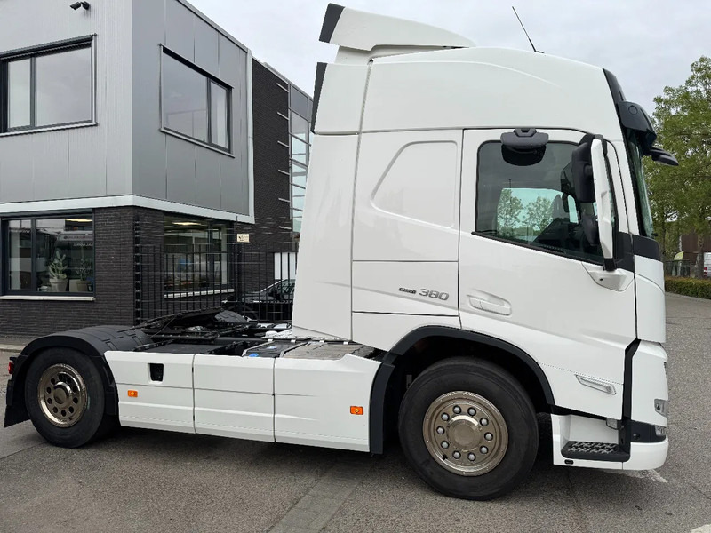 Volvo FM 380 4X2 EURO 6 NEW FACE SKIRTS AIRCO SPOILERS - Тягач: фото 4 Volvo FM 380 4X2 EURO 6 NEW FACE SKIRTS AIRCO SPOILERS - Тягач: фото 4