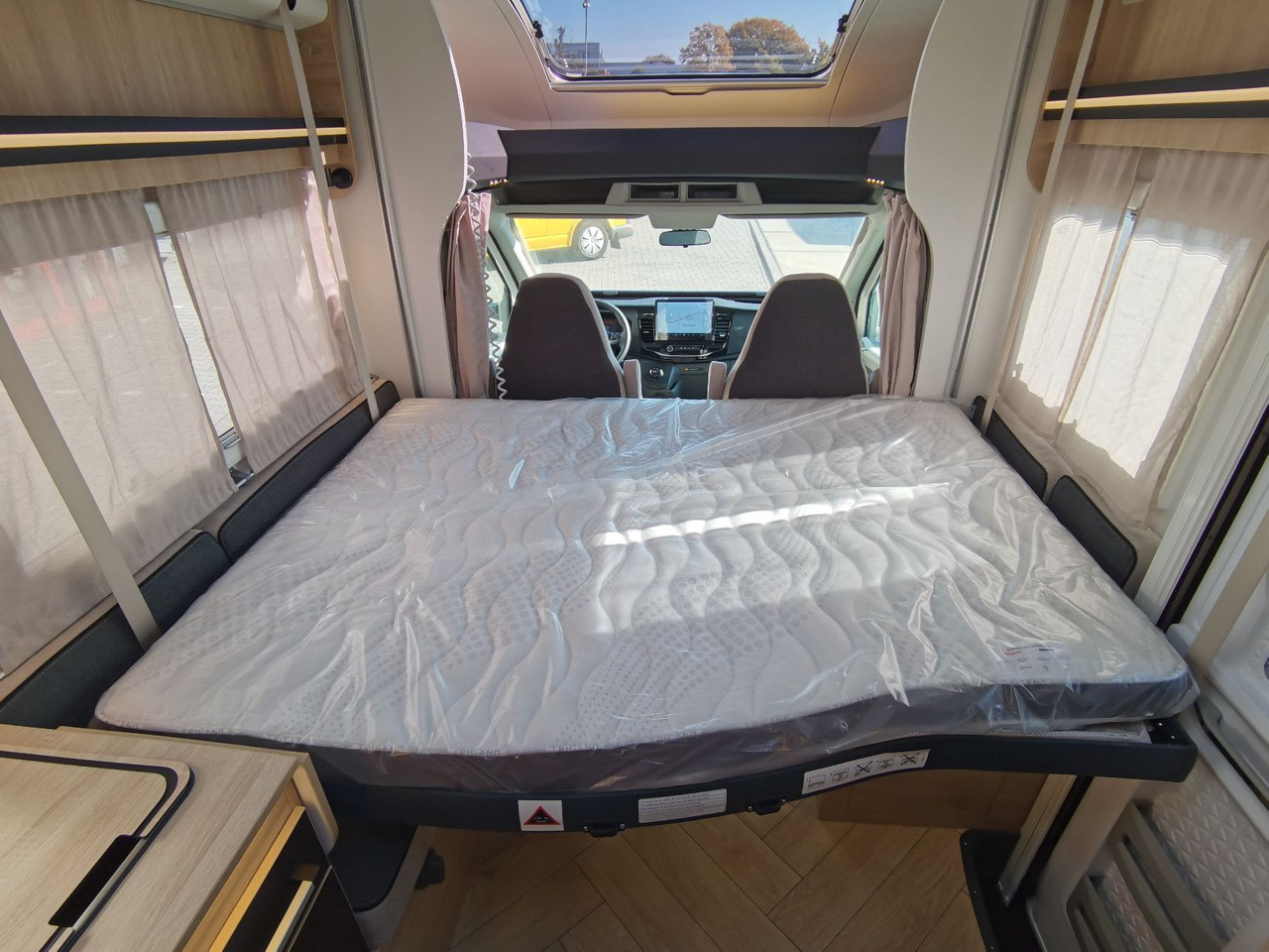 Полуинтегрированный автодом Chausson 650 TITANIUM / - 2026 - / 165PS - 8G. / HUBBETT: фото 20 Полуинтегрированный автодом Chausson 650 TITANIUM / - 2026 - / 165PS - 8G. / HUBBETT: фото 20