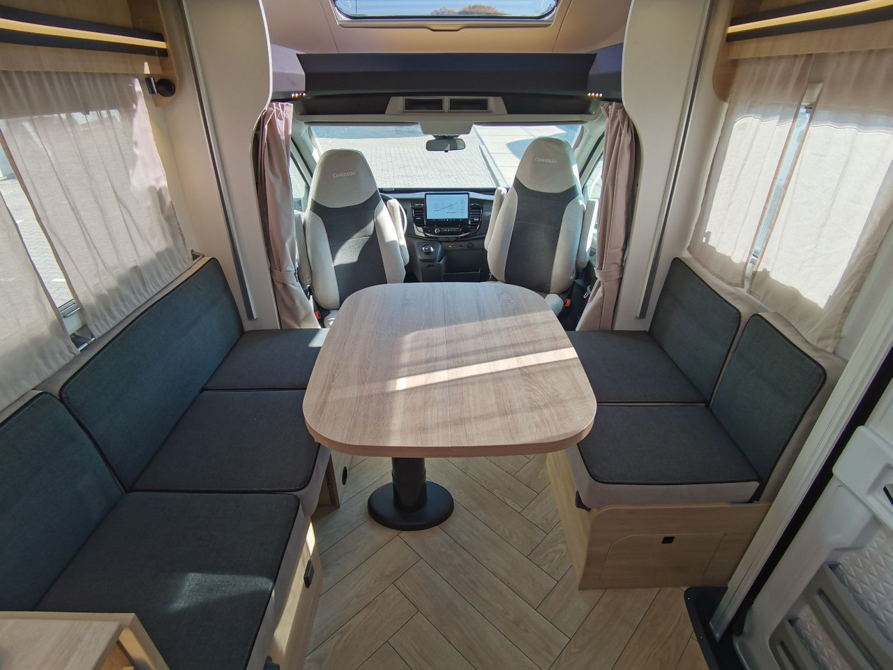 Полуинтегрированный автодом Chausson 650 TITANIUM / - 2026 - / 165PS - 8G. / HUBBETT: фото 14 Полуинтегрированный автодом Chausson 650 TITANIUM / - 2026 - / 165PS - 8G. / HUBBETT: фото 14