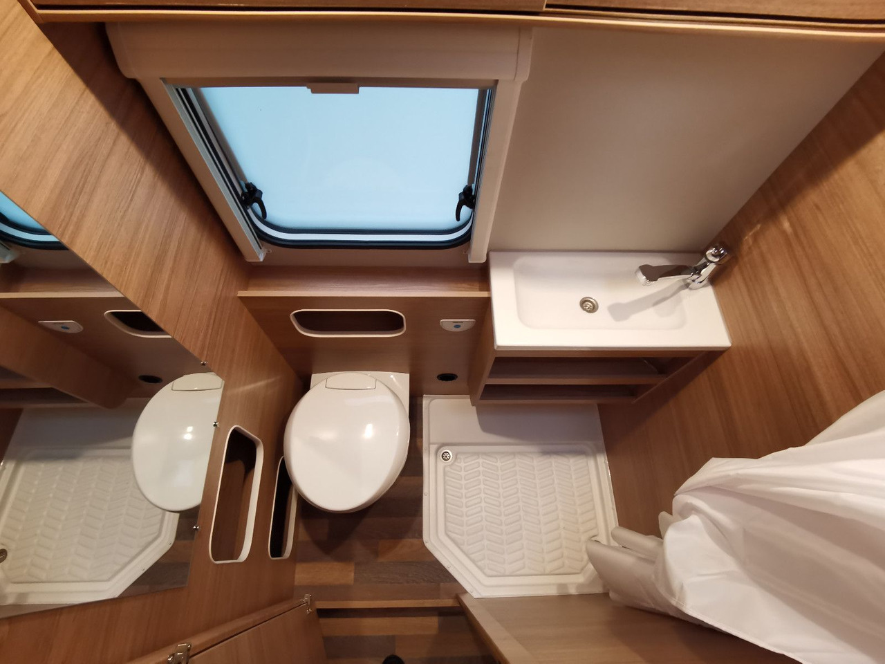 Альковный автодом Weinsberg CARAHOME 650 DG / - MODELL 2025 - / 140 PS: фото 22