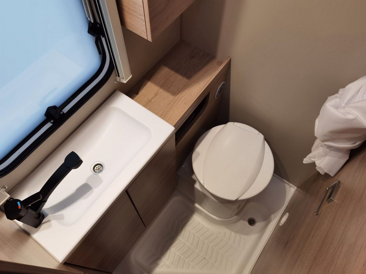 Прицеп дача Weinsberg CARAONE 390 QD  / -2026 -/ 1350 KG: фото 21