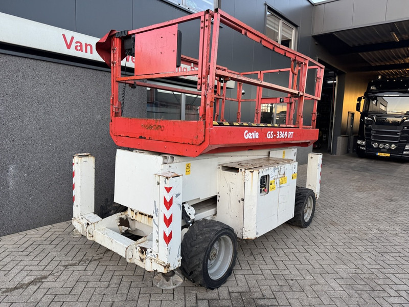 Genie GS 3369 RT Hoogwerker / Arbeitsbuhne 12mtr werkhoogte 4x4 Kubota DIESEL 2013 - Ножничный подъемник: фото 3 Genie GS 3369 RT Hoogwerker / Arbeitsbuhne 12mtr werkhoogte 4x4 Kubota DIESEL 2013 - Ножничный подъемник: фото 3