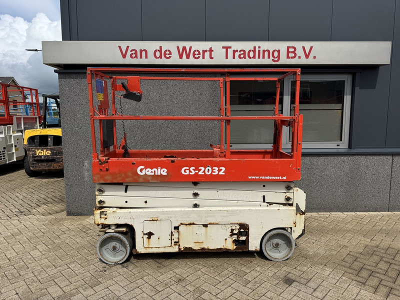 Genie GS2032 schaarlift schaar hoogwerker uur 8mtr werkhoogte Keruing 1-2026 - Ножничный подъемник: фото 1 Genie GS2032 schaarlift schaar hoogwerker uur 8mtr werkhoogte Keruing 1-2026 - Ножничный подъемник: фото 1