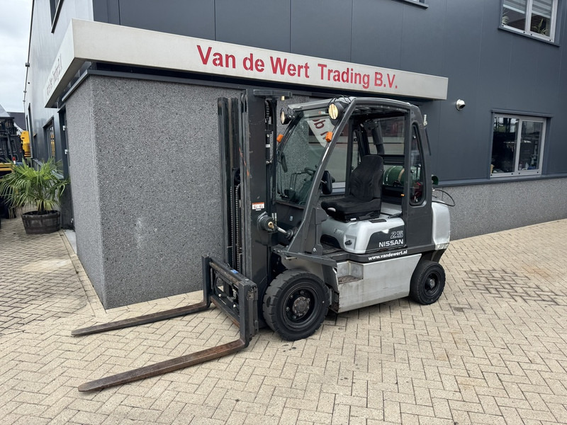 Nissan UD02A25PQ Triplo 475 Freelift/Sideshift LPG 2005 - Газовый погрузчик: фото 2 Nissan UD02A25PQ Triplo 475 Freelift/Sideshift LPG 2005 - Газовый погрузчик: фото 2