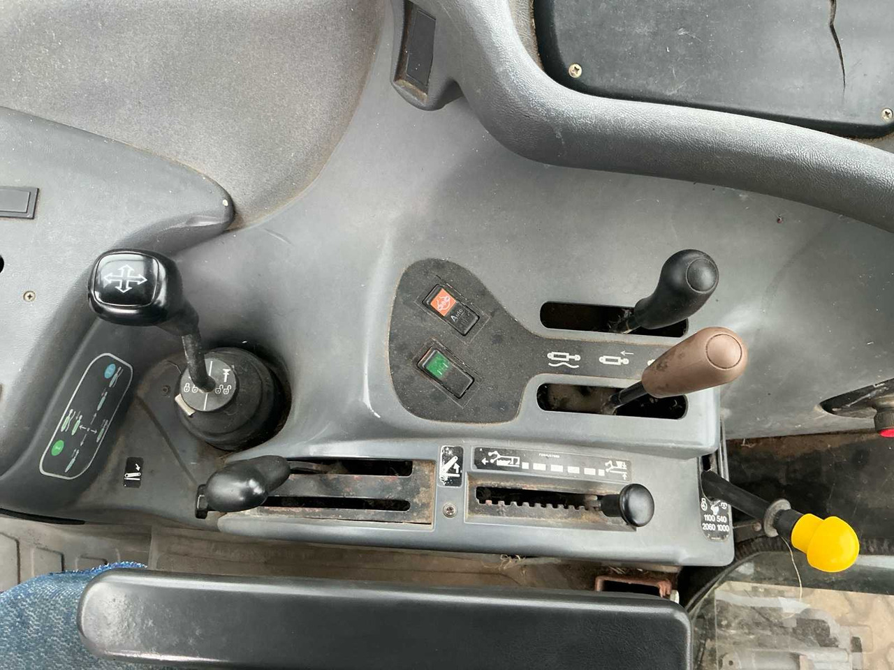 Трактор 1998 NEW HOLLAND TS115 ALL-WHEEL DRIVE FARM TRACTOR: фото 23