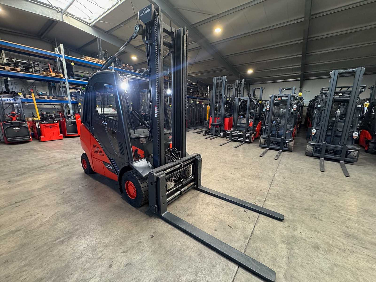2016 LINDE H30T 3.000KG 3.+4TH VALVE FORK ADJUSTER GAS FORKLIFT FORKLIFT - Вилочный погрузчик: фото 4 2016 LINDE H30T 3.000KG 3.+4TH VALVE FORK ADJUSTER GAS FORKLIFT FORKLIFT - Вилочный погрузчик: фото 4