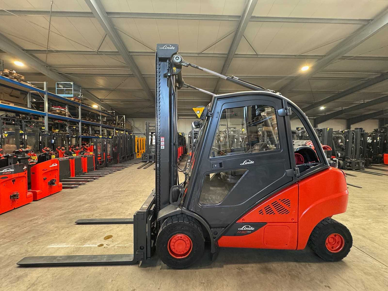 2016 LINDE H30T 3.000KG 3.+4TH VALVE FORK ADJUSTER GAS FORKLIFT FORKLIFT - Вилочный погрузчик: фото 1 2016 LINDE H30T 3.000KG 3.+4TH VALVE FORK ADJUSTER GAS FORKLIFT FORKLIFT - Вилочный погрузчик: фото 1