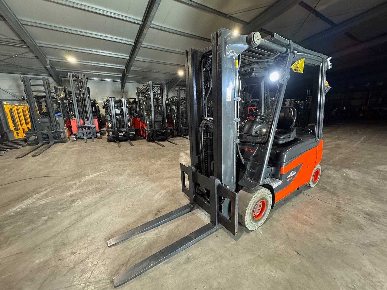 2016 SERVICE + UVV 10/2026 LINDE E30L 3.000KG EVO TRIPLEX 3.+4. - Вилочный погрузчик: фото 4 2016 SERVICE + UVV 10/2026 LINDE E30L 3.000KG EVO TRIPLEX 3.+4. - Вилочный погрузчик: фото 4