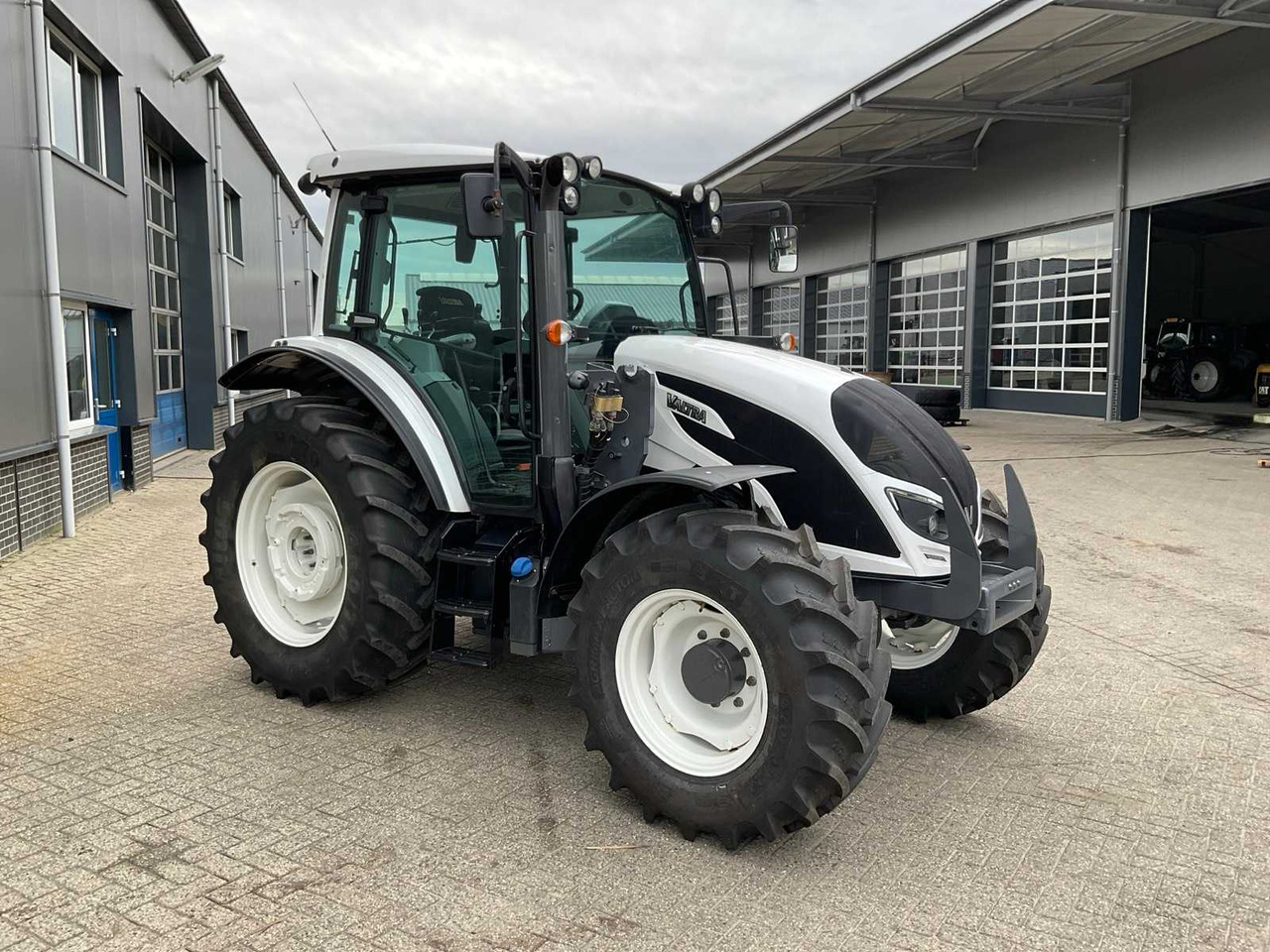 2019 VALTRA A104 HITECH ALL-WHEEL DRIVE FARM TRACTOR - Трактор: фото 4 2019 VALTRA A104 HITECH ALL-WHEEL DRIVE FARM TRACTOR - Трактор: фото 4