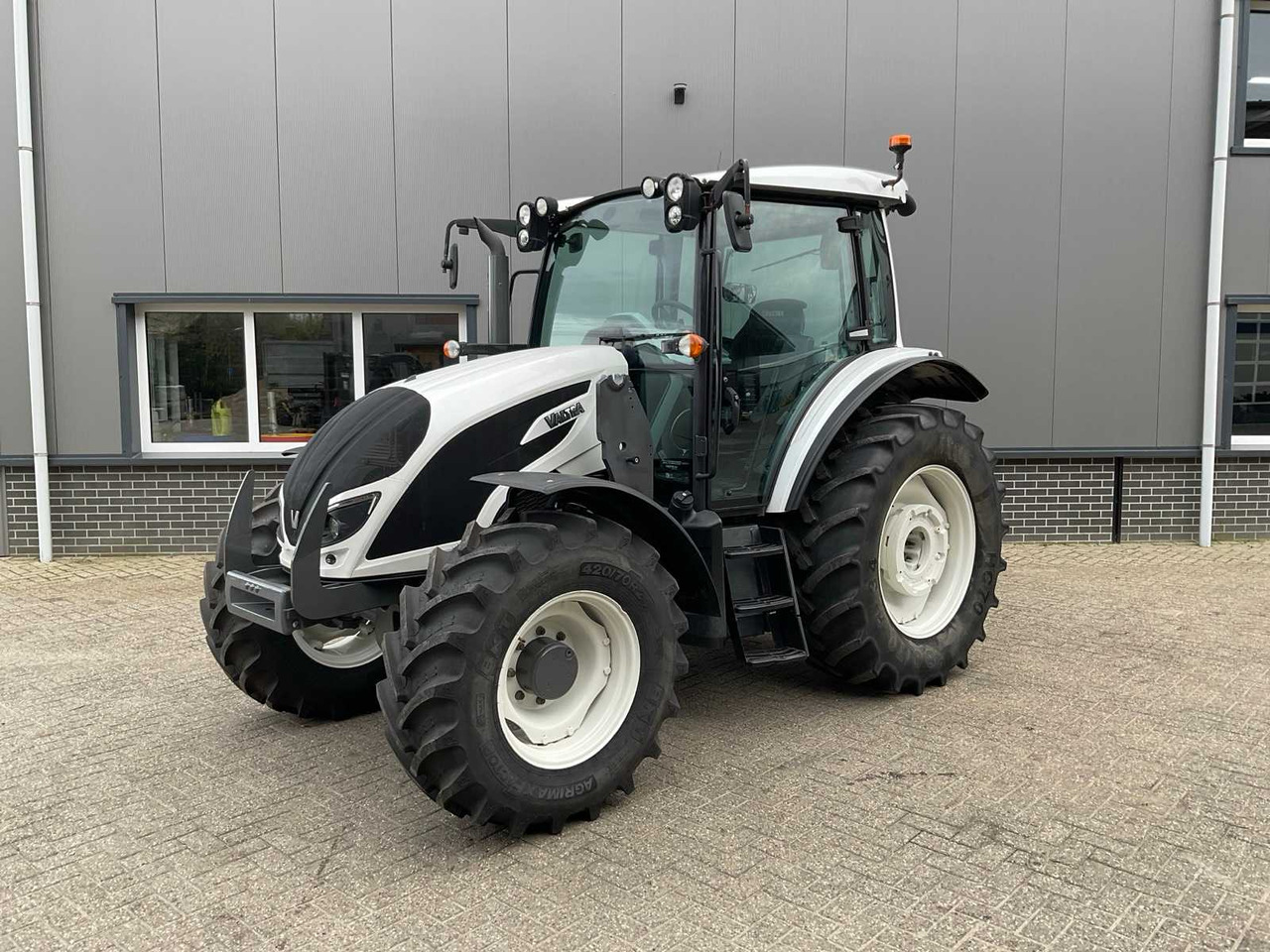 2019 VALTRA A104 HITECH ALL-WHEEL DRIVE FARM TRACTOR - Трактор: фото 1 2019 VALTRA A104 HITECH ALL-WHEEL DRIVE FARM TRACTOR - Трактор: фото 1