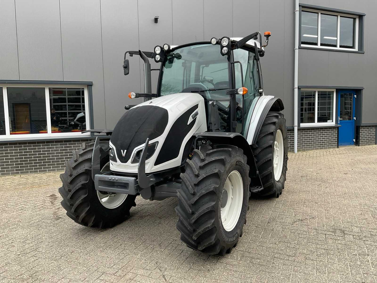 2019 VALTRA A104 HITECH ALL-WHEEL DRIVE FARM TRACTOR - Трактор: фото 2 2019 VALTRA A104 HITECH ALL-WHEEL DRIVE FARM TRACTOR - Трактор: фото 2